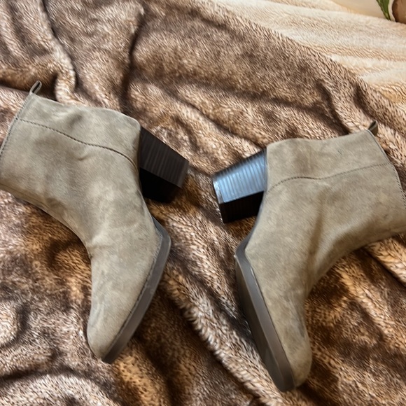 Perfect condition size 9 old navy suede booties - Picture 2 of 6